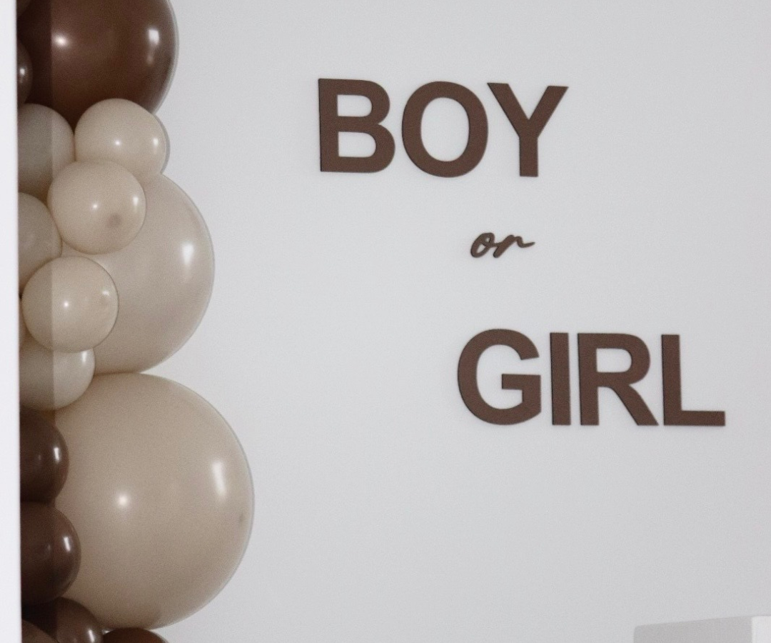 La décoration de Gender Reveal Party élégante créée pour l'occasion par YOUR EVENT avec les mots "BOY or GIRL" en lettres sombres sur un mur blanc, encadrés par une arche de ballons aux teintes neutres (marron et beige). Cette image représente le suspense et l'anticipation avant la révélation du sexe d'un bébé. S'TORM EVENTS, expert en animation événementielle (DJ, son, lumière, vidéo) et effets spéciaux, conçoit des scénographies uniques pour gender reveal, mariages, et soirées corporate dans les Hauts-de-France (Lille, Arras, Lens, Douai, près de Béthune).