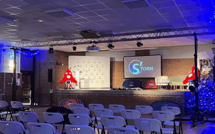 Montage scène et éclairage événementiel pour convention ou séminaire corporate - Article de Blog Site S'TORM EVENTS Hauts-de-France