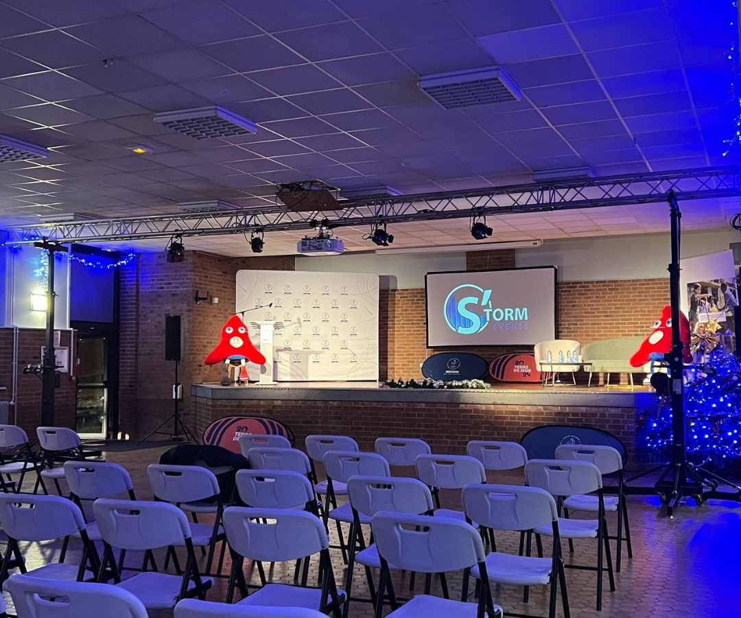 Montage scène et éclairage événementiel pour convention ou séminaire corporate - Article de Blog Site S'TORM EVENTS Hauts-de-France